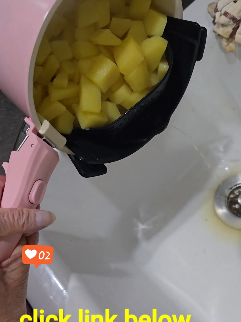 Stop dumping pasta into the sink like this#KitchenGadgets #CookingHack #TikTokMadeMeBuyIt #KitchenFinds #PastaHack @Lydia's Deal.US 
