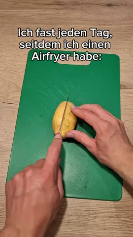 Leckere Kartoffel Wedges aus dem Airfryer! du brauchst: 1KG Kartoffeln  3 EL Olivenöl  2TL Salz 2TL Pfeffer 2TL Paprikapulver  (wer mag) 1TL Chilipulver  für circa 25 Minuten bei 180 Grad #airfryerrecipes #kartoffelwedges 