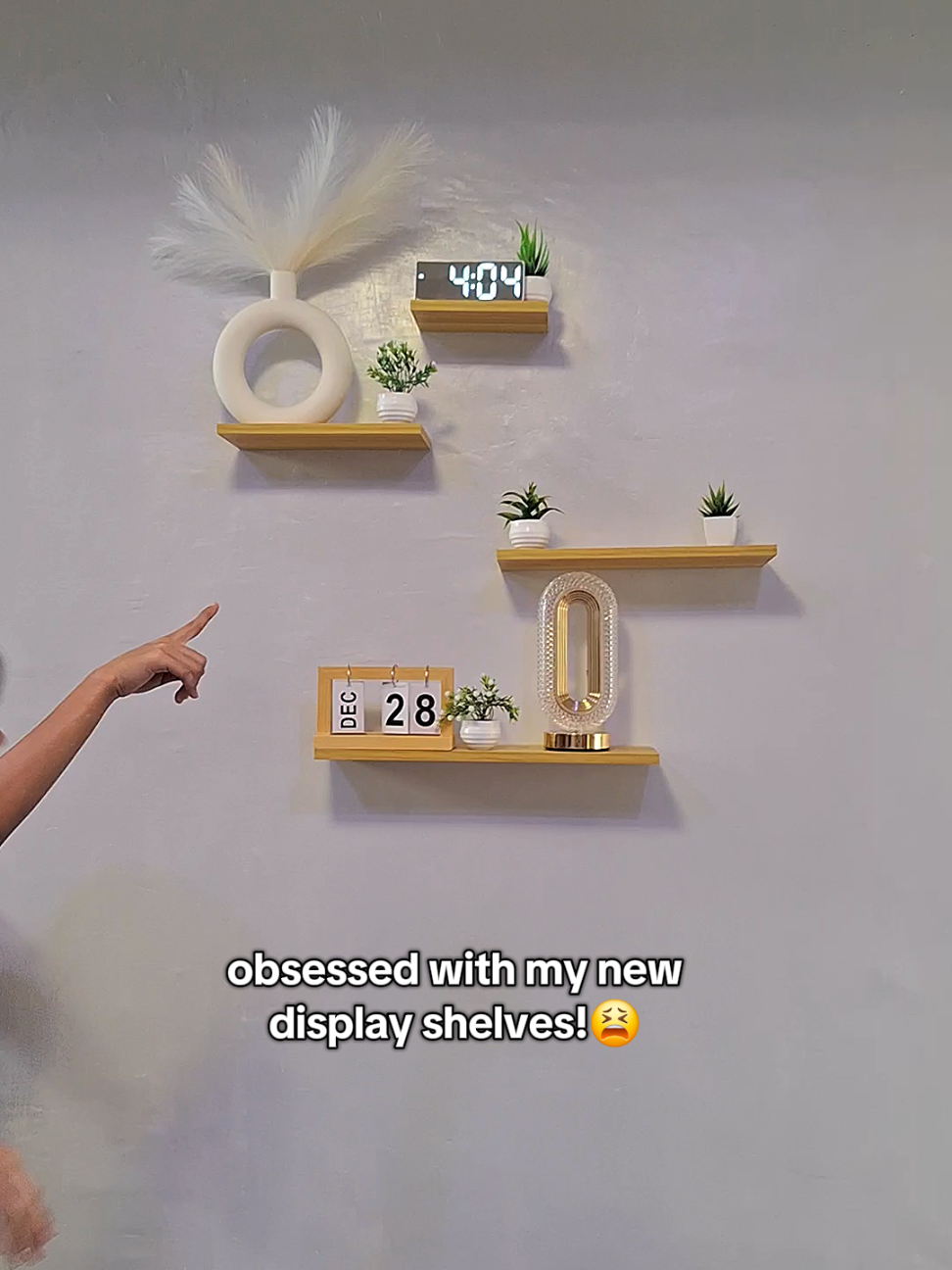 Apaka gandaaa she33t!😭 #shelve #shelves #shelvesdesign #wallshelves #homedecor 