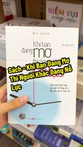 Sách - Khi Bạn Đang Mơ Thì Người Khác Đang Nỗ Lực