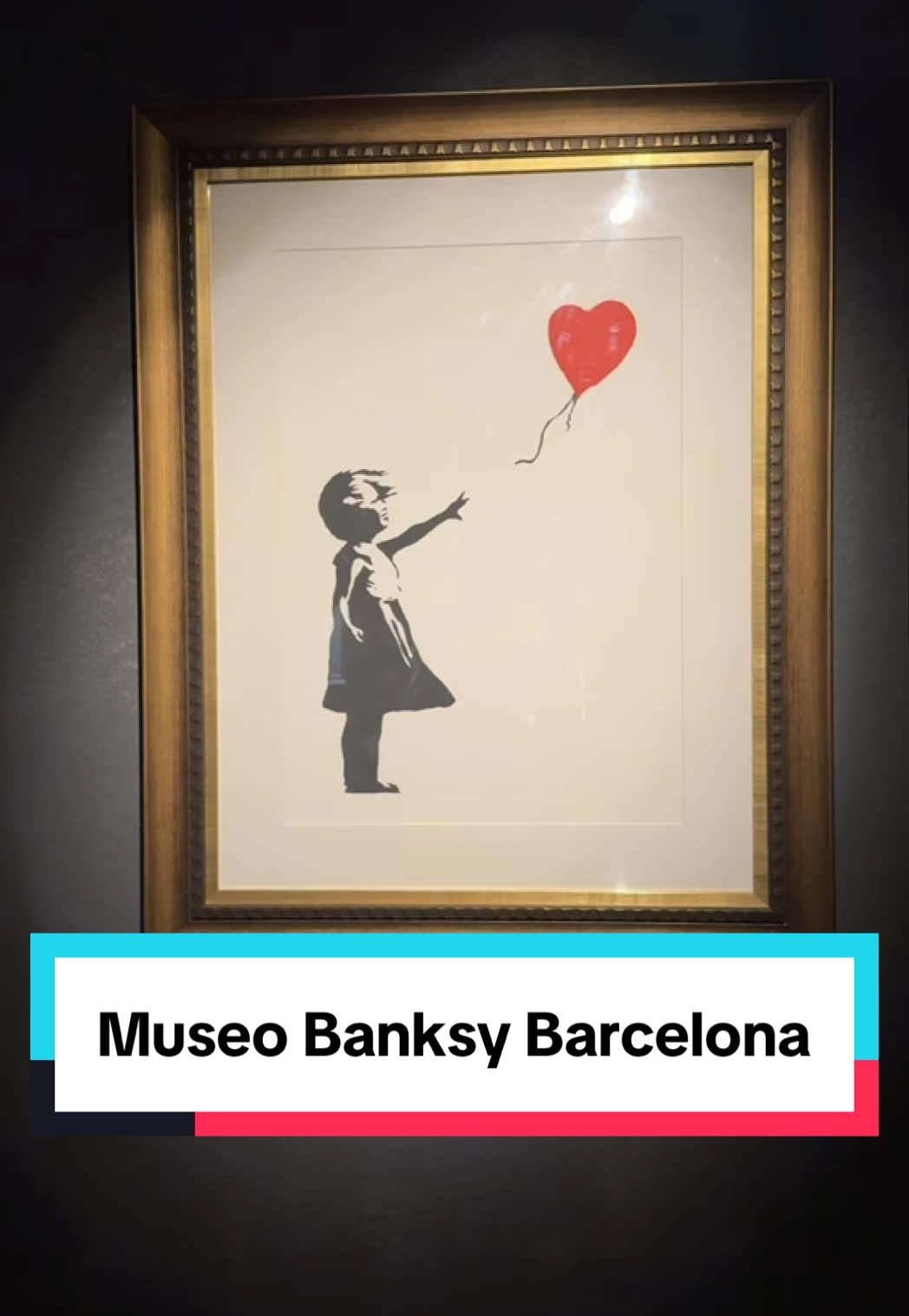 🎄✨ El plan navideño que une arte, creatividad y sonrisas ✨🎄 Estas Navidades, el Museo Banksy de Barcelona y Madrid se convierte en un plan perfecto para peques y adultos 👨‍👩‍👧‍👦🎨 ✂️ Taller navideño gratuito (incluído en la entrada) Cread vuestras propias postales al estilo Banksy para: 💌 enviarlas a alguien especial 😊 o regalar sonrisas a personas mayores de una residencia cercana en Barcelona Además, podréis: 🖼️ Descubrir toda la obra del enigmático artista callejero 🎨 Aprender la técnica del grafiti en un taller súper divertido (coste adicional) ⏳ Solo hasta el 5 de enero 📍 Barcelona y Madrid #publi #planesenfamilia #planesbarcelona #planesconniños #barcelona #planesconniñosbarcelona #museobanksy