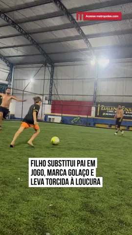 O #filho do Leonardo Lima não decepcionou ao substituir o #pai durante um jogo de #futebol. Ao entrar em campo, O menino simplesmente driblou com facilidade jogadores adultos, passou por todo mundo com uma calma inacreditável. Logo em seguida, finalizou com um #gol no ângulo, daqueles que fazem a galera parar e olhar duas vezes. “Me machuquei no meio da pelada, meu filho entra no meu lugar, e provavelmente vai ficar nele pra sempre”, disse o pai após ver o golaço do menino.  🤳🏻 @leonardo_lima.95 | @myhoodbr