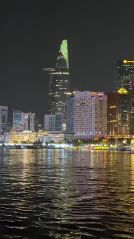Thành phố lên đèn đón chào năm mới 2026