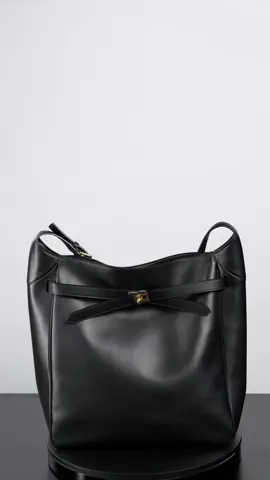 We spent days shaping this one by hand—cutting, stitching, adjusting—until the WK Air Hobo felt just right in movement and weight. Clean lines, soft leather, and a size that carries you easily from work to wherever the day goes. 🖤👜 👜Explore the collection on our website, ✂️or connect with our artisans via WhatsApp for custom work. (We can customize the leather,color,size and style you like. ) Both links are available in our bio. 🤍 #hobobag #handmadebag #bag #luxurybag #baglover #leatherbag #leathercraft #statementbags #oversizedluxury #genderneutral #womenaccessories #womenbags ##mansbag #luxuryman #asmr #fashionman #manstyle #wukonghandcraft 