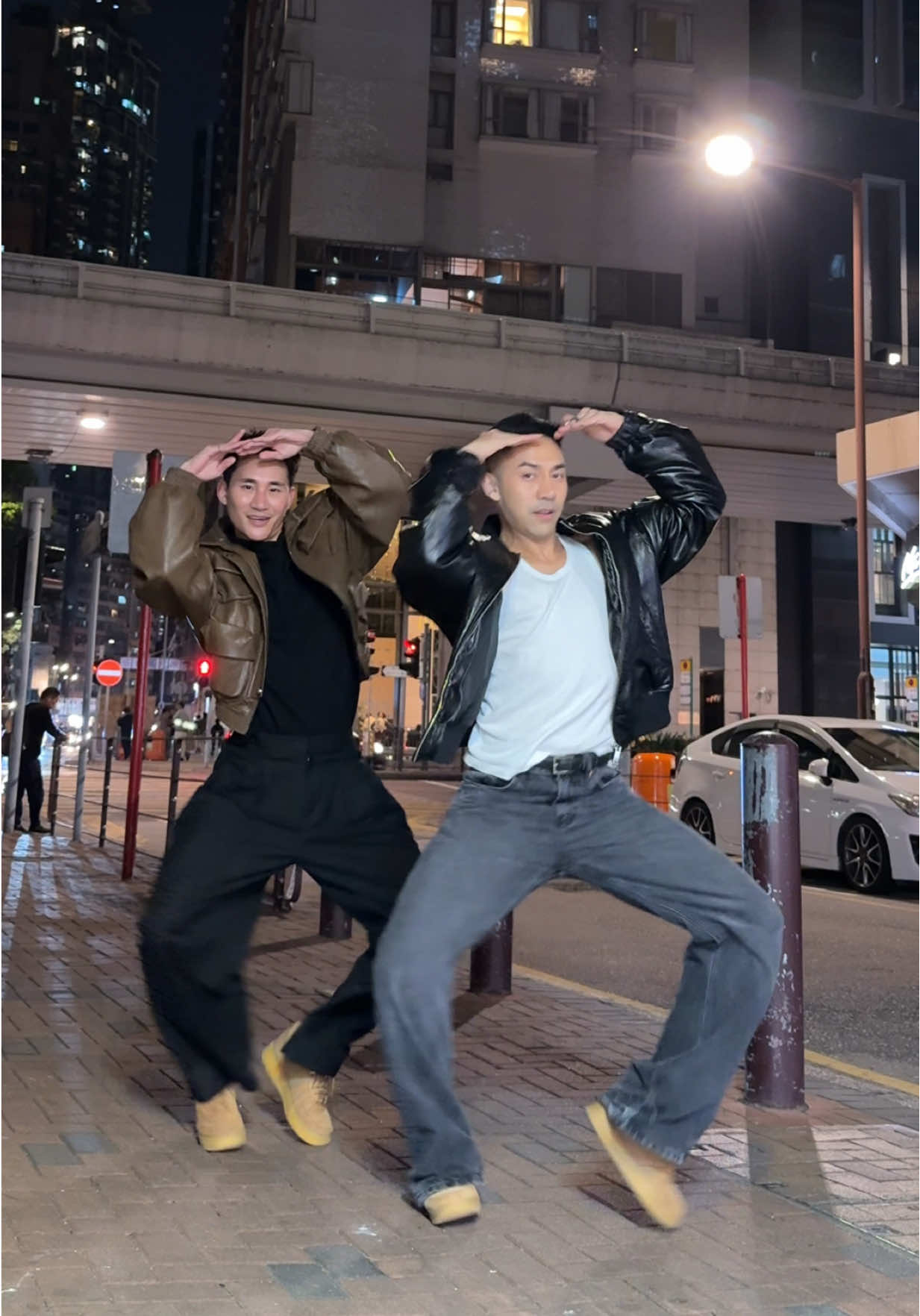 @🦋YOUNGOHM✨ #มอง DC : @aru. & @Nineteenapril.rar Dance with @คัง🤏🏼งัย #นักเต้นไทยในฮ่องกงดิสนีย์แลนด์ 