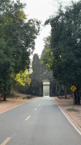 ក្លោងទ្វារជ័យ គឺជាច្រកចូលមួយក្នុងចំណោមទ្វារពីរដែលមានទីតាំងនៅជញ្ជាំងខាងកើតនៃអង្គរធំ ហើយជាច្រកចូលដ៏សំខាន់មួយទៅកាន់តំបន់វប្បធម៌បុរាណ។ តាមប្រវត្តិសាស្ត្រ ក្លោងទ្វារនេះត្រូវបានស្ដេចខ្មែរប្រើប្រាស់នៅពេល ទទួលជ័យជម្នះពីសមរភូមិ។ វាត្រូវបានសាងសង់ឡើងនៅចុងសតវត្សរ៍ទី១២ ដោយព្រះបាទជ័យវរ្ម័នទី៧ ដែលឆ្លុះបញ្ចាំងពីភាពអស្ចារ្យ និងជានិមិត្តរូបនៃអាណាចក្រខ្មែរ។  សព្វថ្ងៃនេះ ក្លោងទ្វារជ័យ គឺជាច្រកចូលទស្សនាច្រើនជាងគេទីពីរក្នុងចំណោមខ្លោងទ្វារអង្គរធំ ព្រមទាំងបានទាក់ទាញភ្ញៀវទេសចរណ៍ជាមួយនឹងចម្លាក់ដ៏ប្រណិតផងដែរ។ The Victory Gate is one of two gates in the eastern walls of Angkor Thom that serve as an iconic entrance to the ancient city.  Historically, it was a ceremonial passage used by Khmer monarchs to return triumphantly after combat.King Jayavarman VII built it in the late 12th century, and it reflects the Khmer Empire's grandeur and symbolism.  Today, the Victory Gate is the second most popular of Angkor Thom's gates, drawing visitors with its exquisite carvings and historical significance. #siemreap #travel #foryoupage #cambodia #foryou 