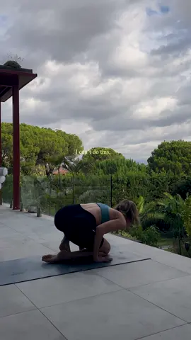 So glad I didn't give up on my crow pose journey 💪🏼 Follow to see more of my yoga journey! #yogagirl #calisthenics #calisthenicsbeginner #calisthenicsjourney #yoga #crowpose