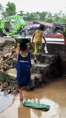 MAGKAPATID BASANG BASA SA ULAN HABANG NAGTITINDA 🥺🥲 Nakakaawa naman ang dalawang bata na ito na magkapatid nagtitinda pa rin kahit basang basa na sa ulan paikaika ng lumakad dahil may sugat pa yung kabila nyang paa nilagyan nalang ng plastic.Bata pa lamang pero marunong na magsumikap sa buhay. Pagpalain sana kayong magkapatid ng magandang kinabukasan balang araw. 🥺🥹#everyone #tiktok #viral 