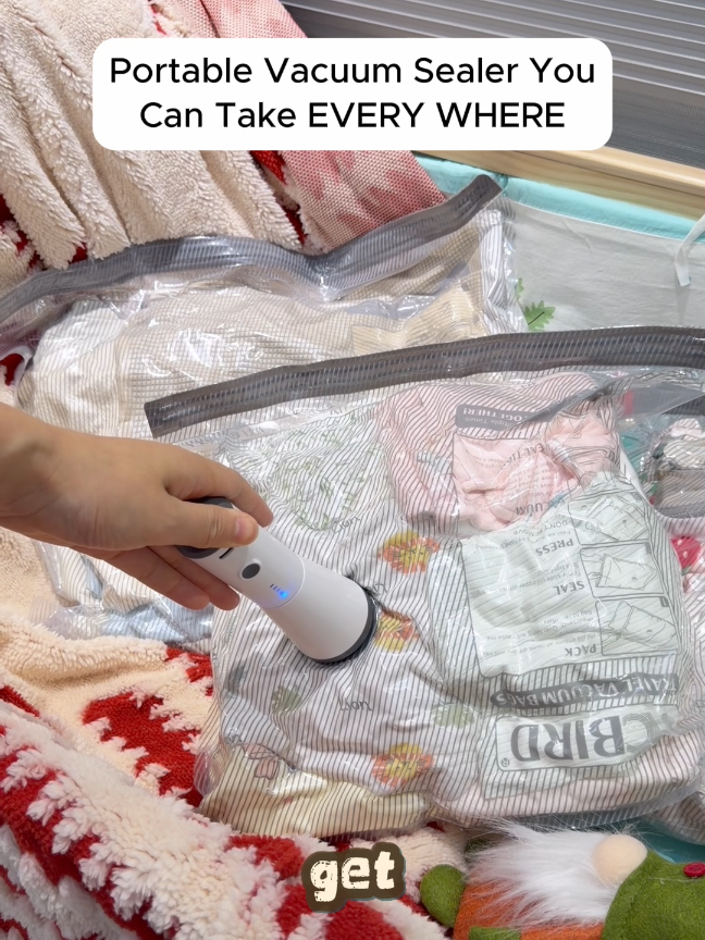 I fit 2 weeks’ worth of clothes in my carry-on 😳🧳 #TravelHacks #PackingTips #LuggageHack #TravelEssentials #newyearnewme