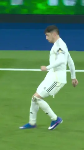 A perfect execution! Gonzalo García controlled the ball with his chest and unleashed a stunning volley, scoring a world-class goal. Mbappé stood up and applauded in the stands. #GonzaloGarcia #RealMadrid #LaLiga#FootballLeague 