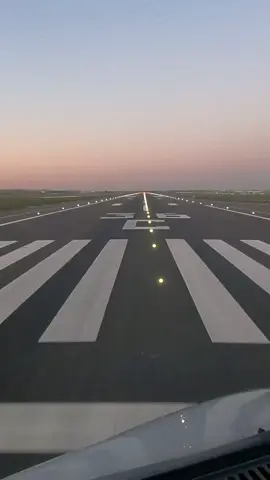 #pilotsandra👩‍✈️✈️ #pilotlifestyle #readyfortakeoff✈️👩‍✈️ #Ranway #cockpitview👩‍✈️✈️ 