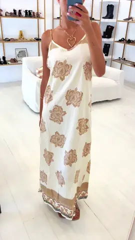 Este es uno de nuestros best sellers…⭐️ Conocé al vestido Bali. Un vestido de lino color natural con diseños en color beige, verde o negro 🫶🏻✨ Disponible en nuestra tienda online y locales físicos 