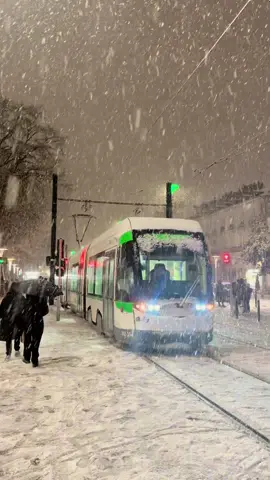 Une jolie prise du bombardier sous la neige du 05/01 😇 #nantes #tram #neige #fyp #winter 