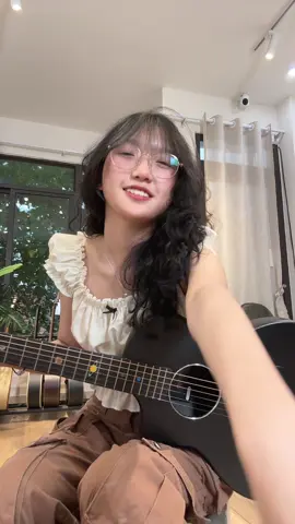 lạii phải ngước mắt lên bầu trờiii