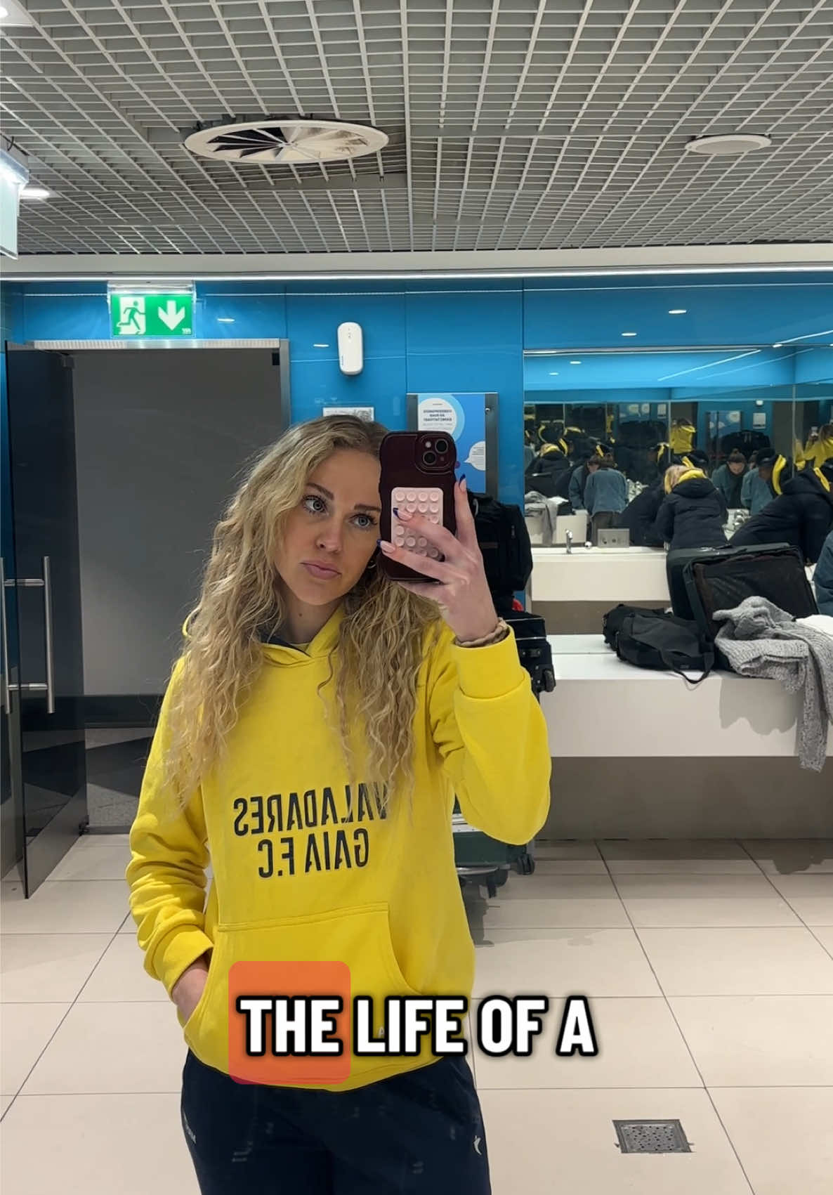 day in the life of a professional footballer!! travel day 😌 💛#portugalfootball #WomensFootball #porto #soccertiktok #professionalfootball 