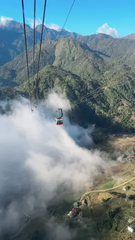 sorry for the reflection 🍃 #cablecar #sapa #vietnam #fansipan #fyp 