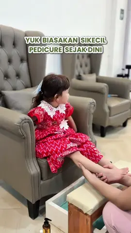 Tau gak si moms anak yang aktif lari ke sana-sini ,main tanpa alas kaki bikin  kaki cepat kotor. makanya si kecil butuh treatment pedicure supaya kaki bersih sampai sela jari jari,kuku rapi dan pastinya bikin sikecil bikin nyaman Karena kaki kecil juga butuh dirawat  Yuk moms , jadwalkan pedicure si kecil sekarang🥰 Reservasi me time-mu sekarang ☎️WA +62 851-1705-5699 📍JL. MH. Thamrin, Panggang IV, Panggang, Kec. Jepara, Kab. Jepara, Jawa Tengah #salonkecantikanjepara #debeautylounge #fypjepara #fypシ #jeparahariini 