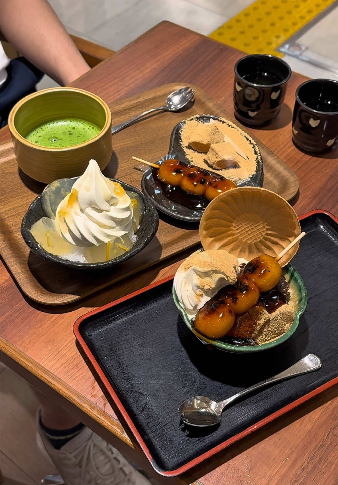 80 cents per skewer Mitarashi dango with 50 years history in Osaka! The legend is still going strong 🍡 If you love a bit of everything, get their set menu featuring soft serve, yuzu jelly, warabi mochi and matcha. You can also customise your own set menu, price range 800-1k yen per set (2-3 items) 📍Amato Maeda Namba Walk, Osaka #osakafood #osakacafe #osakafoodie #riceball #mitarashidango 