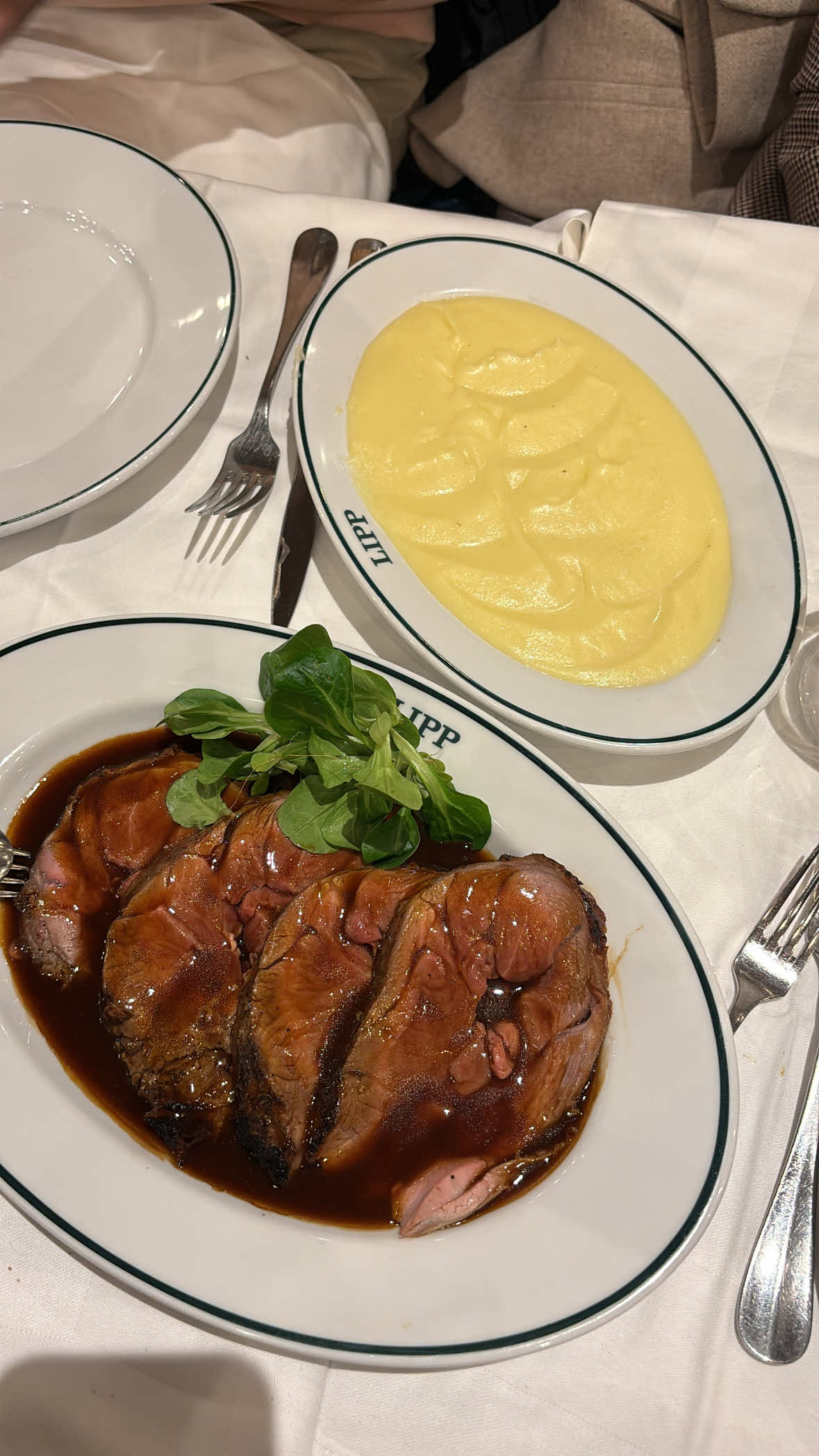 I don’t like french food but this was an exception 🍖 📍Brasserie Lipp, 151 Blvd Saint-Germain