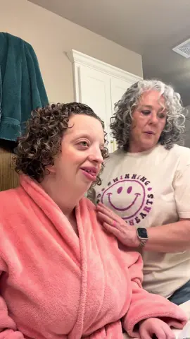 Get Hannah’s hair ready for cheer pictures! Curl routine for perfect curls! @Ouidad products for us! #livelifelikehannah #wolfhirshhornsyndrome #dandywalkermalformation #specialneeds #curlyhairroutune 