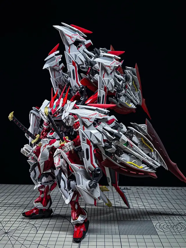 Red Dragon được phát triển bởi Lowe Guele – kỹ sư thiên tài của Junk Guild. 