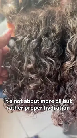 From dry to defined 💧#hairoil #natural #hairgrowth #hydration #definedcurls 