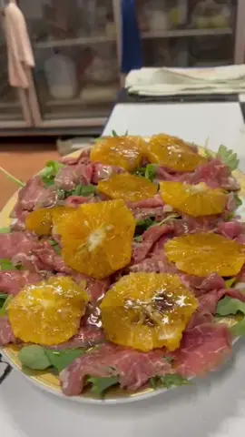 Carpaccio สลัดเนื้อดิบ (เนื้อTenderloin ) สไลด์บางๆ ปรุงรสด้วย น้ำมันมะกอก น้ำมะนาว เกลือ พริกไทย และมักโรยหน้าด้วยพาเมซานชีสขูดฝอย นำไปแช่เย็น เสิร์ฟแบบเย็นๆ ทานแล้วสดชื่นมาก🇮🇹🇮🇹  เชฟปะป๊าทำให้ม่ามี๊ทานเพราะเป็นเมนูโปรดของม่ามี๊😋❤️ #อาหารอิตาเลี่ยนร้านดังในอุดร #ร้านอาหารอิตาเลี่ยนโดยเชฟอิตาเลี่ยน #อาหารอิตาเลี่ยนโฮมเมด #รีวิวของดีบอกต่อ #PiccolaRomaUdonthani 