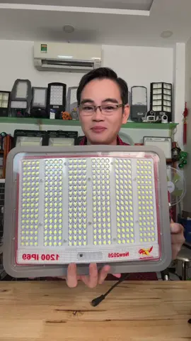 Đèn năng lượng 1.200 W sáng tuyệt vời#hiepxaykenh8 #dennangluongmattroigiatot #dennangluong #dennangluongmattroi #dennangluongmattroichinhhang 