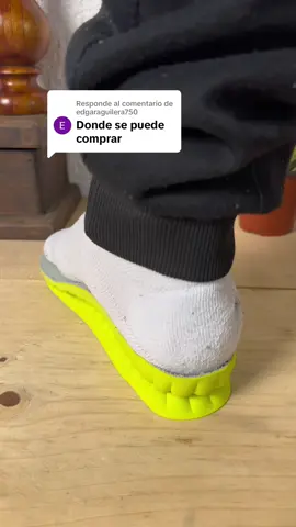 Respuesta a @edgaraguilera750  En mi perfil te cuento como tenerlas😊 #mexico #trabajodepie #piescansados #dolordepies #fascitisplantar  Terminas tu jornada laboral y los pies ya no te responden igual. Horas de pie, caminar todo el día o cargar peso pueden sobrecargar el talón y el arco. La fascitis plantar y el espolón calcáneo aparecen cuando la presión se acumula sin descanso. El impacto constante puede generar dolor punzante al pisar, sobre todo al levantarte o después de trabajar. Un buen soporte en tus zapatos ayuda a repartir el peso, reducir el impacto y aliviar la tensión en cada paso. Cuidar tus pies también es cuidar tu energía para seguir trabajando al 100%.