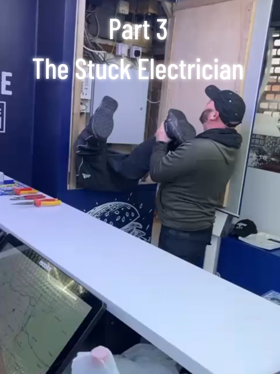 Part 3  The Stuck Electrician  #virał #trynottolaugh #birminghamuk #viralvideos #fail @Aladdin’s 