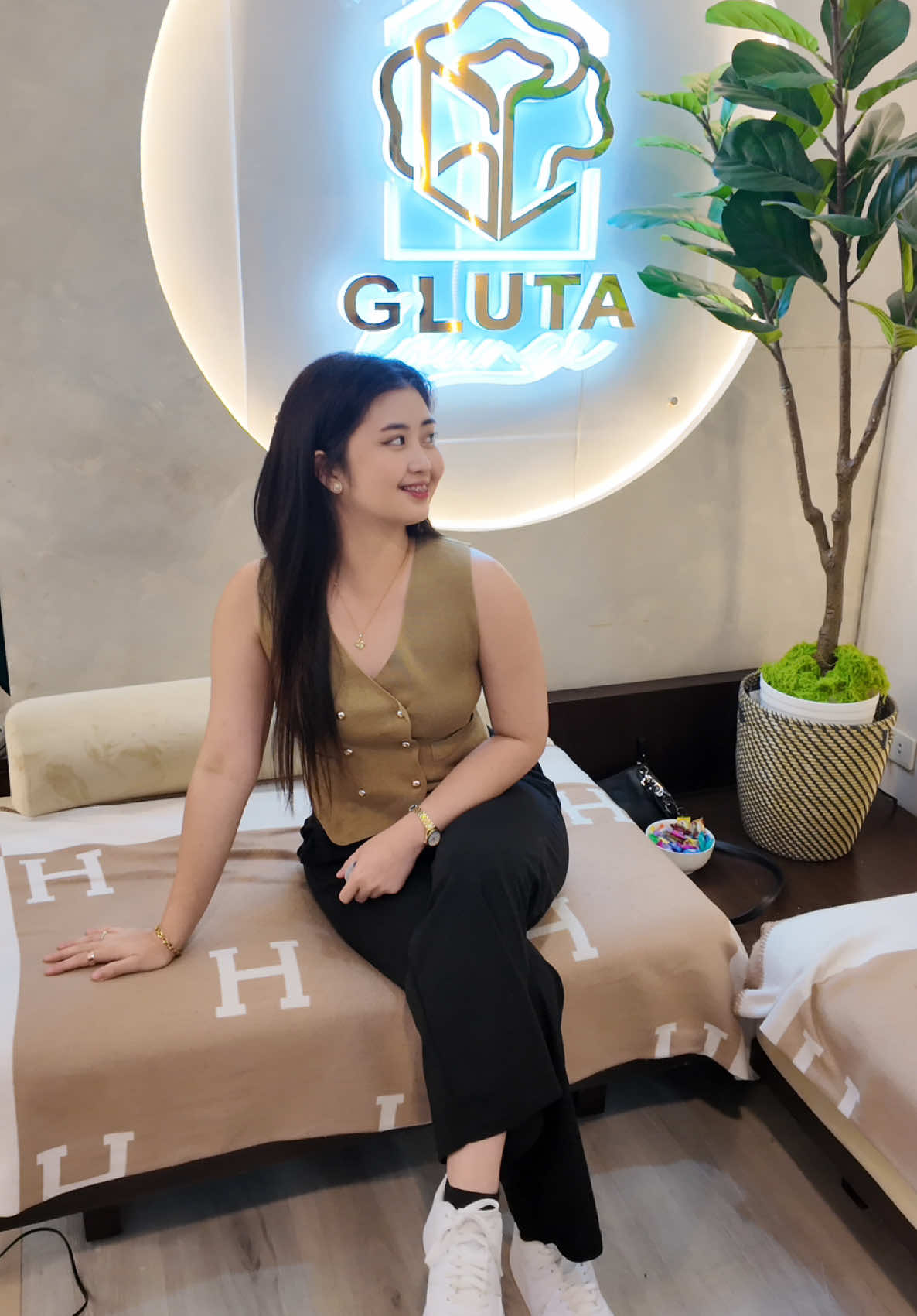 Come with me ✨ Pamper day at @theglutaloungeph on IG (QC Branch) 💖 Diode treatment for flawless, brighter underarms ✨ #tgl #theglutalounge #minivlog 