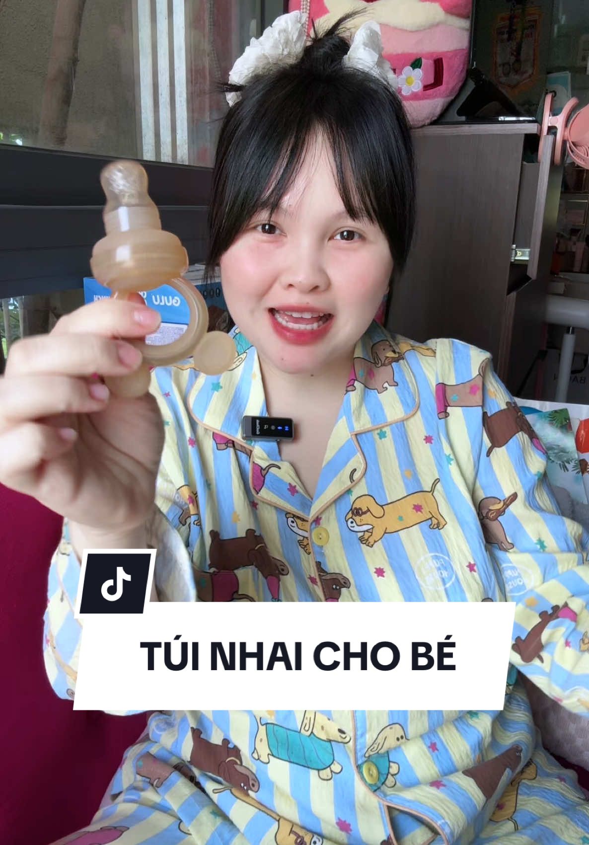 Gặm nướu ăn trái cây cho bé