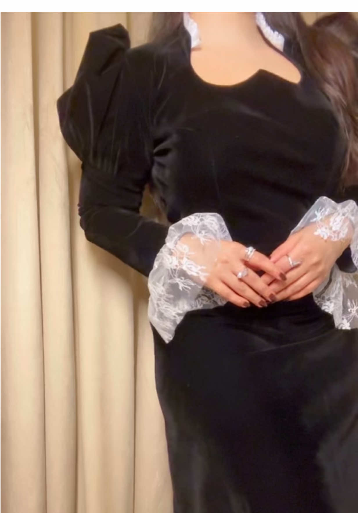 جمال الفستان 🥹🖤 من @سيلينا #OOTD #فساتين #اناقه #مودل 