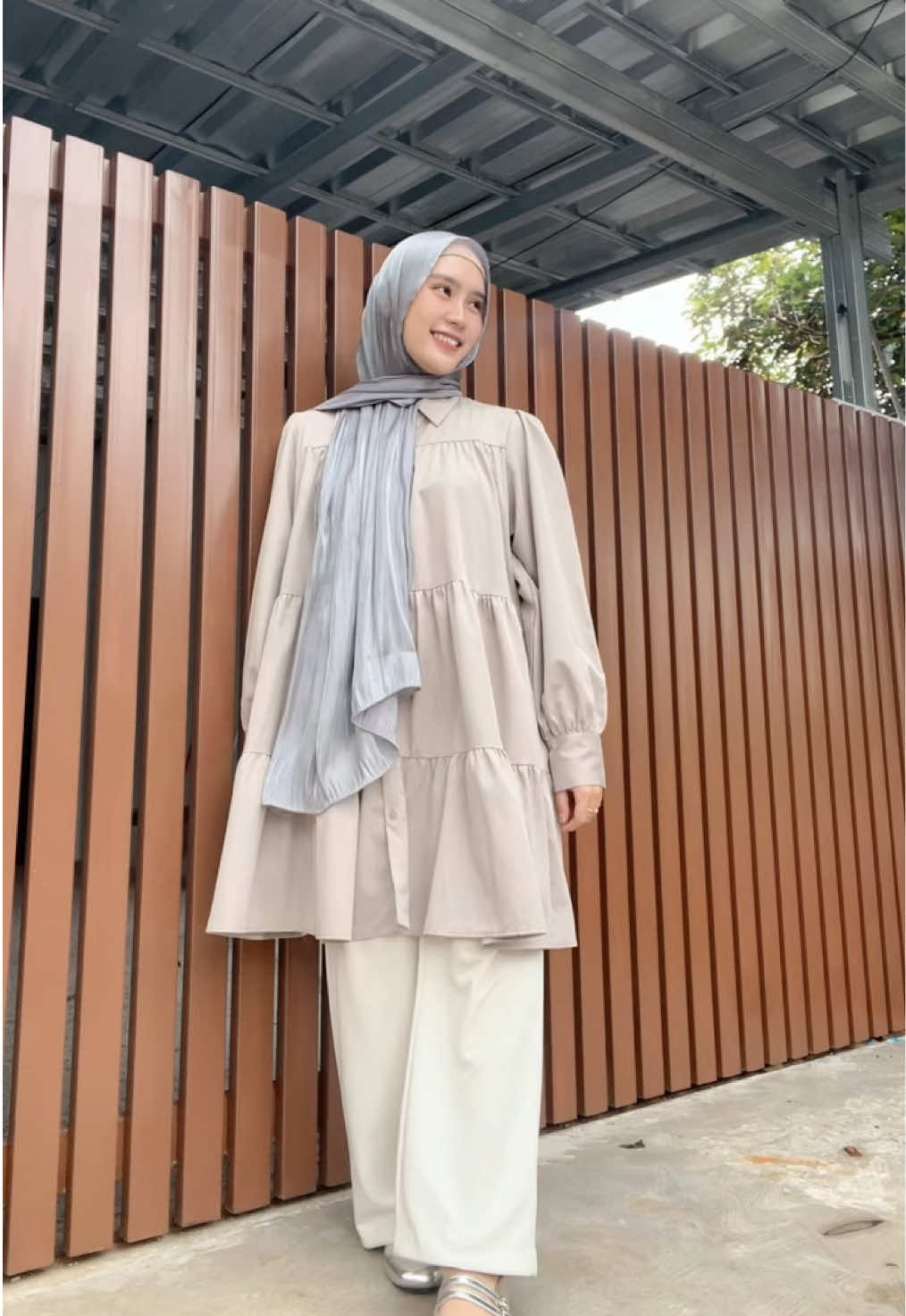 Kalau aku senyum-senyum, berarti liat Bapak Ibu di komplek pada senyum-senyum ngeliatin🙈🩶 #fitcheck #ootdhijab #outfitcheck #OOTD #fyp 