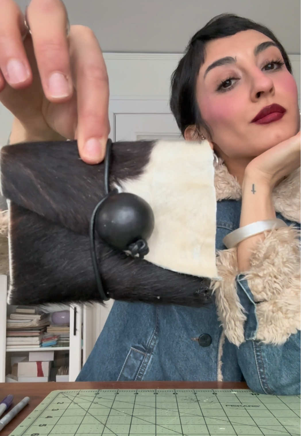 A super easy card holder made from cowhide scraps #upcycling #cowhide #easysewing 