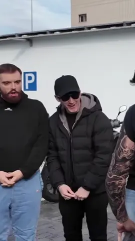 Amigos reaccionan al tatuaje