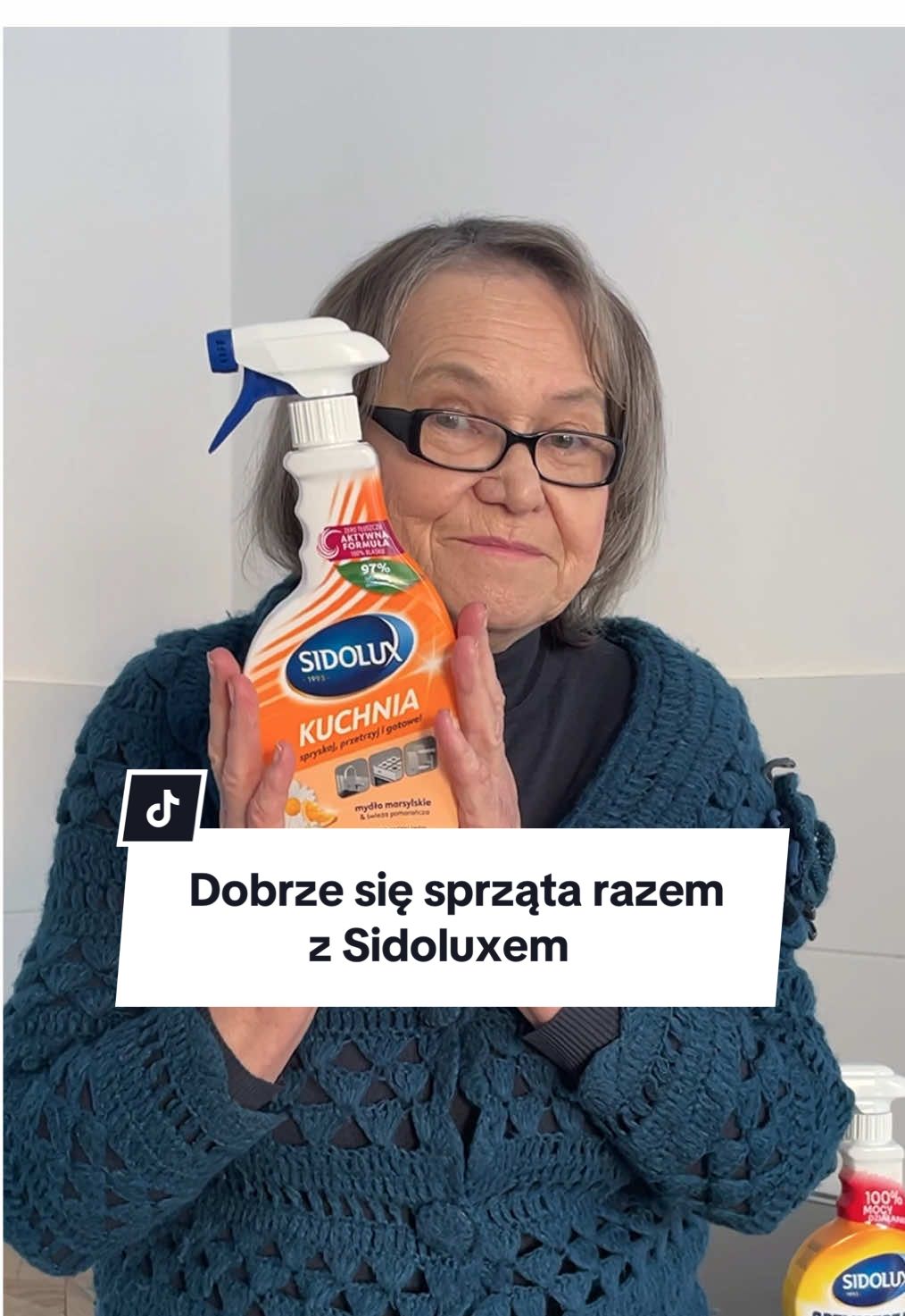 Sprzątaj z Sidoluxem razem z babcią. Zobaczysz jakie to proste! Spróbuj i napisz w komentarzu 😊 Materiał zawierający płatną promocję marki @Sidolux  #sidolux #dobrzesięsprzątarazem #cleaninglifehack