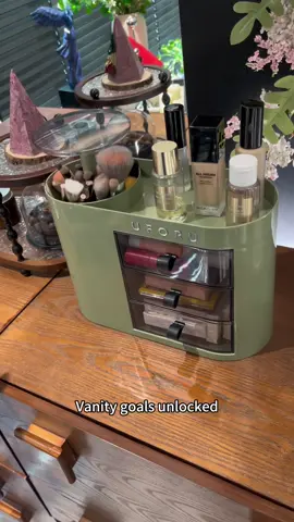 But the magic? One tap and the brush holder pops up perfectly. No digging, no mess.🥰#vanitygoals #makeuporganization #organizer #lipsticklover #makeuporganization 