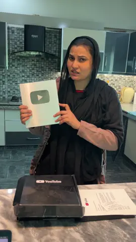 Play button atay hi meray andar ka ken jaag gaya