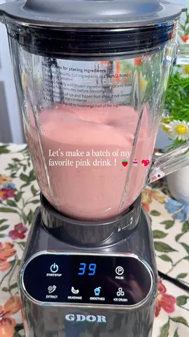 Let’s make my fav pink juice!!!💖🍓🥤🎀 It’s SO creamy and delicious!!!!✨#smoothie#pink#drink#healthyrecipes #milkshake 