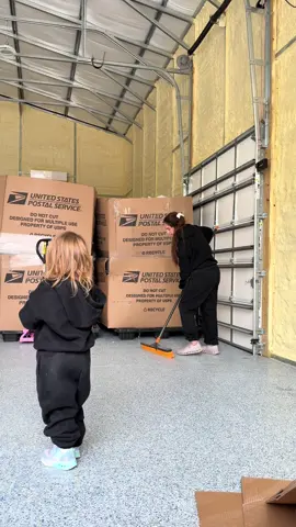 Get the warehouse ready with us. Did someone order some 📬? 🧸 #pallethugger #mysterybox #pallet #unclaimedmail 