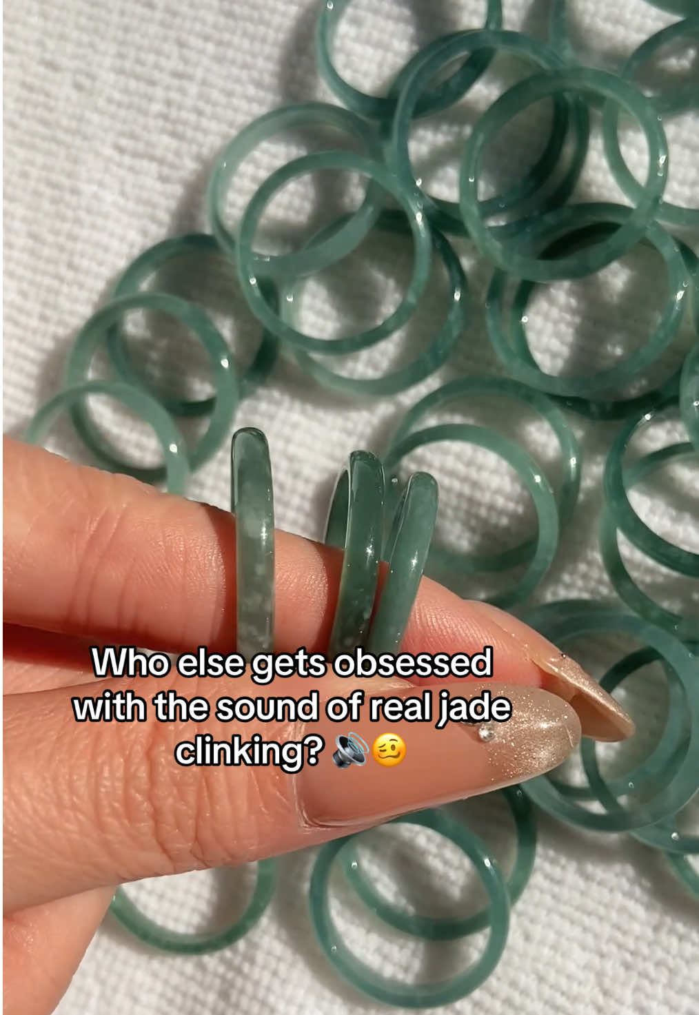 Heard you can even tell if it’s real by the sound 👀💎 #jadering #crystaljewelry #crystalsound #clinking #minimaljewelry N.