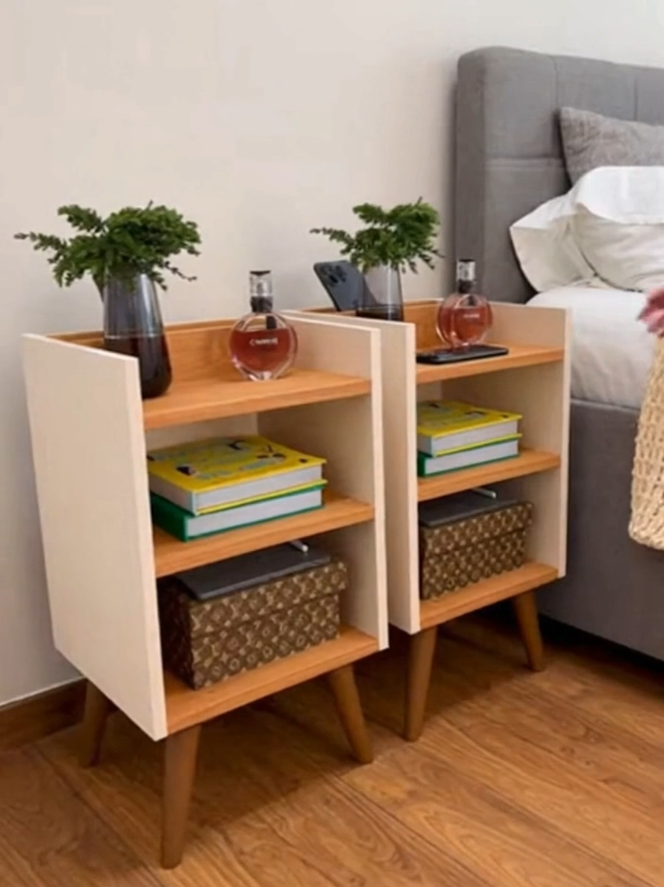 Organiza, decora e deixa o quarto muito mais funcional. Esse kit de cabeceira retrô é um achado. Tá no carrinho laranja 🧡