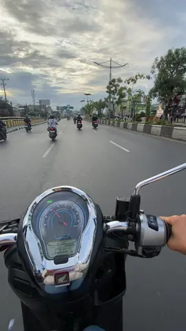 Dulu kalau lagi sedih suka nekat naik motor sendiri dr Banjarmasin-batulicin😁 tp sekarang kalau sedih tinggal peluk swami😜 #scoopy #banjarpride #storywa 