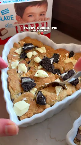 Anzeige| Neujahrsessen mit dem TurboTower✨- fudgy cookie pie 🍪❤️ Rezept für 2 große oder 4 kleinere Portionen: Teig = 100g Brauner Zucker 40g weißer Zucker 1 TL Vanille 115g geschmolzene Butter 1 Ei (Größe L) 240g Mehl 1 TL Natron 1/2 TL Salz 1 EL Speisestärke  - ich hab das Rezept hier etwas für euch angepasst da es mir im Video etwas zu viel Mehl war  Außerdem= 5 Kinderriegel + Schokodrops (ca. 40g) 4 Oreos + Weiße Schokolade (ca.100g) 🔥Im Airfryer bei 170 Grad für 8-10 Minuten backen #cosoriturbotower #cookie #oreo #softcookies #chocolate 