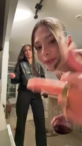 Hype up routine before a night out @Marianne Boucher #girlsnightout #bestie #fyp 