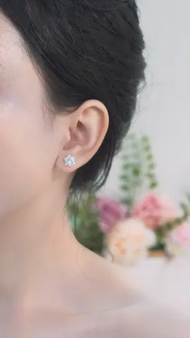 B0383 là khuyên tai bạc nữ hoa tuyết nhiều đá bắt sáng. Chọn làm quà tặng mùa đông là rất xinh 🎁 #daychuyenbactlee #lactaybactlee #tleejewelry #khuyentaibactlee #trangsuc 