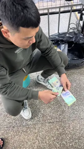 + một máy đếm tiền 