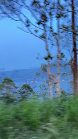 Perjalanan dari Tianyar menuju Desa Trunyan melalui jalan desa dan jalan kabupaten di Karangasem yang sempit dan berkelok, terutama saat menurun ke arah tampungan Danau Batur, lalu berputar menuju kaki Bukit Trunyan. #tianyar #bukittrunyan #trunyanhill #explorekarangasem #karangasembali