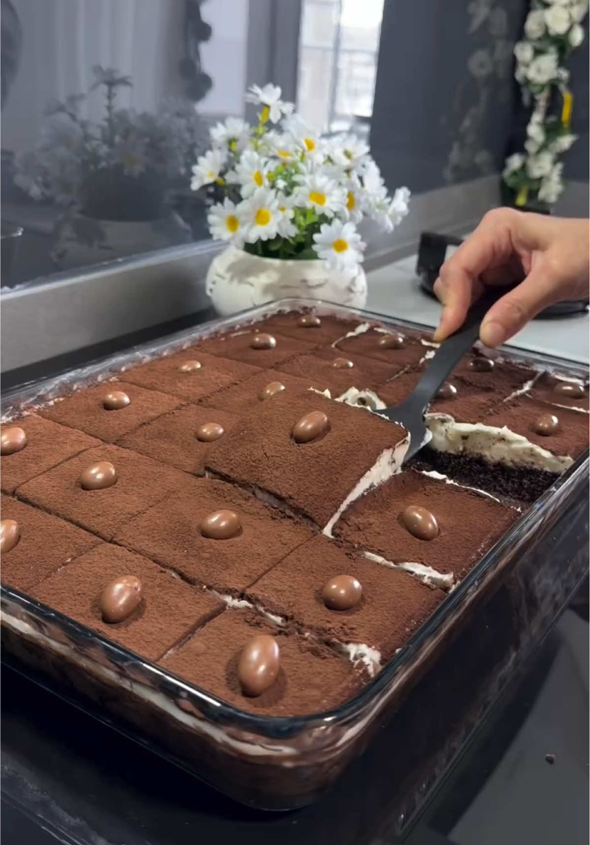 ✨Piyano Kek✨ Malzemeler: •3 adet yumurta  •1 su bardağı şeker  •Yarım su bardağı sıvı yağ  •Yarım su bardağı süt  •1 buçuk su bardağı un  •1 paket kabartma tozu  •1 paket vanilya  •1 yemek kaşığı dolusu kakao  Keki ıslatmak için:  •1,5 su bardağı süt  •1 yemek kaşığı kakao  Krema için:  •4 su bardağı süt  •Yarım su bardağından biraz fazla şeker (1 su bardağından 2 parmak eksik )  •2 yemek kaşığı dolusu un  •2 yemek kaşığı nişasta  •200 ml sıvı krema ( krema yerine yarım çay bardağından biraz fazla süt ile 1 poşet krem şantini çırpıp öyle kullanabilirsiniz ) .  Üzerine serpmek için Kakao .  Hazırlanışı: Yumurta ve şeker çırpılır. Diğer malzemelerde eklenip karıştırılır. Kek harcı yağlanmış borcama dökülür. 170 derece fırında yaklaşık 25 dk kadar pişirilir. Kekimiz pişerken kakaolu sos için süt ve kakao bir kapta karıştırılır. Krema için süt, un, nişasta ve şeker tencereye alınıp muhallebi yapılır. Muhallebimiz soğumaya bırakılır. Pişen kek fırından alınır ve sıcakken üzerine kakaolu süt sosu her yerine eşit şekilde gezdirilir. Bu şekilde soğumaya bırakılır. Soğuyan muhallebiye sıvı krema eklenip mikser ike çırpılır. Soğuyan kekin üzerine gezdirilip düzenlerin. Bu şekilde dolapta bir kaç saat dinlendirilip üzerine kakao eklenir ve servis yapılır. #tarifvideoları #pratiktarifler #tatlıtarifleri #keşfet #beniöneçıkart 